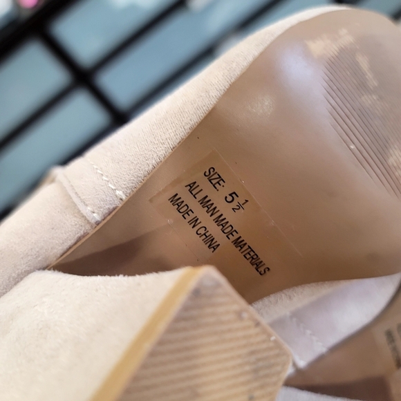 QUPID Tan Suede Ankle Booties size 5 1/2 - Picture 9 of 17